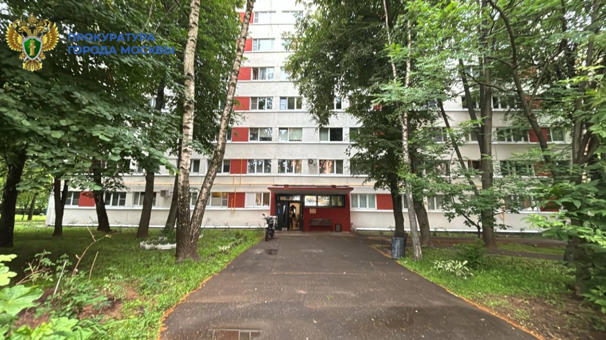 Двухлетний ребенок выпал из окна на седьмом этаже на улице Обручева в Москве