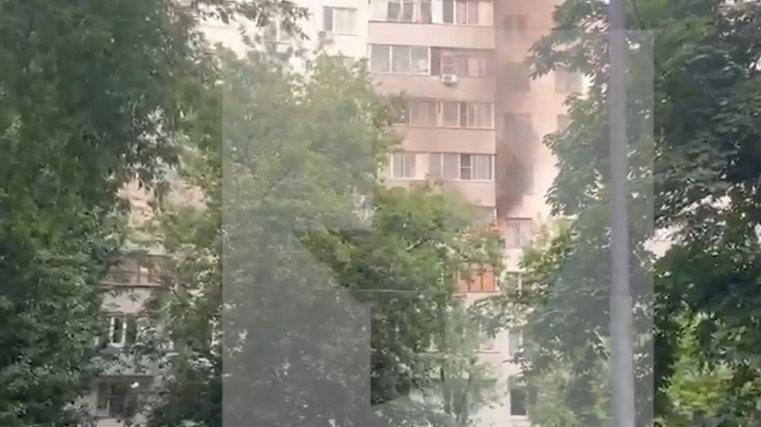Пожар произошел в жилом доме на Кленовом бульваре в Москве