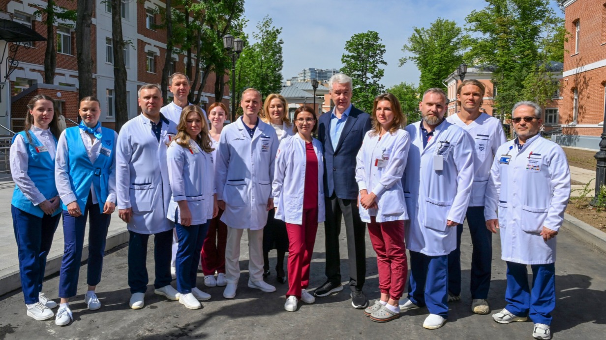 Мэр Москвы Сергей Собянин в преддверии Дня защиты детей открыл шесть новых специализированных центров для лечения детей с хроническими заболеваниями сердца и желудочно-кишечного тракта. Модернизация стационаров столицы будет продолжена