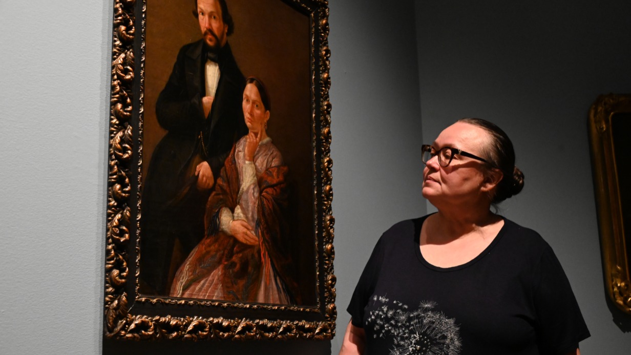 Куратор выставки Виктория Зубравская готовит экспозицию к открытию