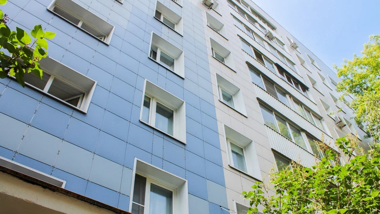 В трех жилых домах на Кленовом бульваре завершена замена лифтового оборудования с расширением дверных проемов