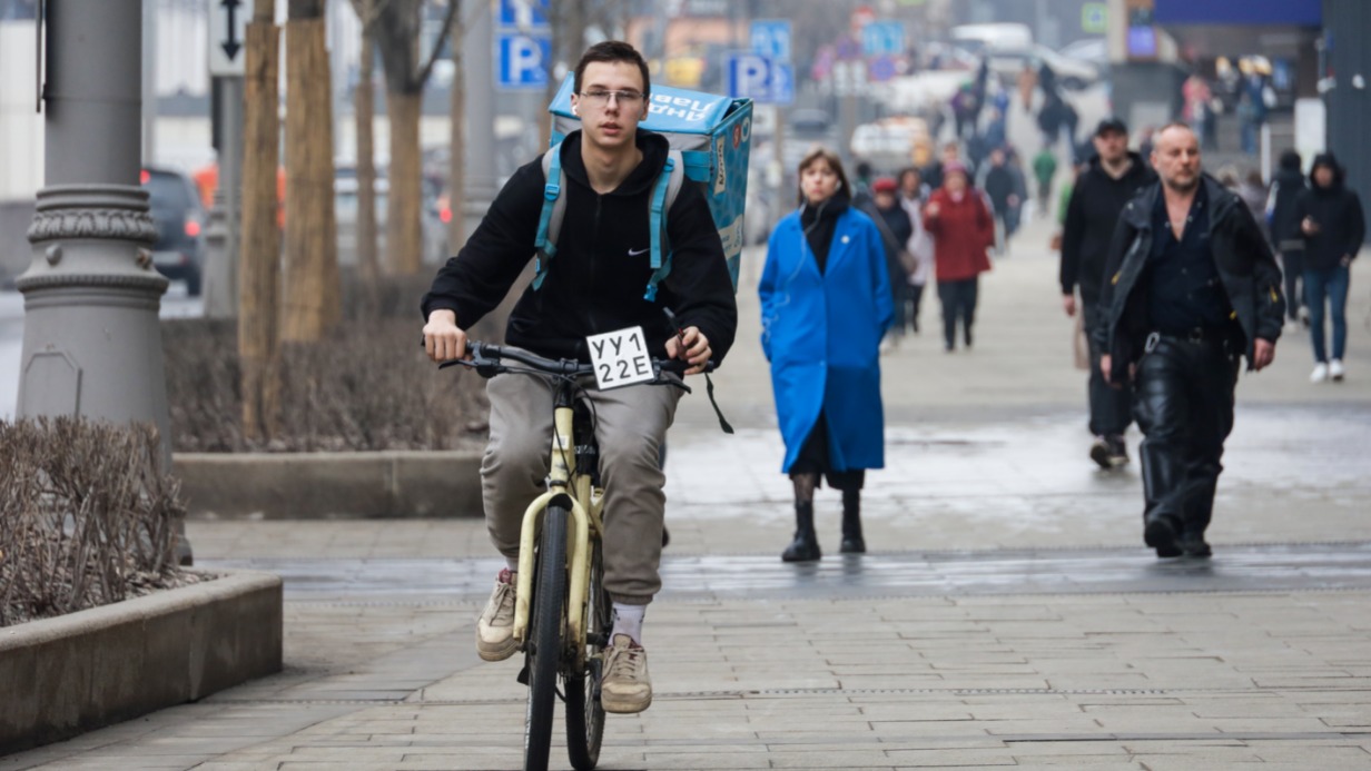 Уже ставший привычным и хорошо знакомым каждому жителю столицы один из многочисленных курьеров службы доставки везет заказ