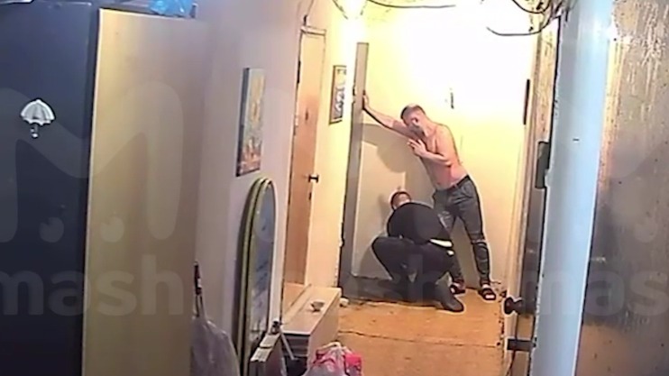 Мужчины подорвали гранатой дверь шумного соседа в Приморье