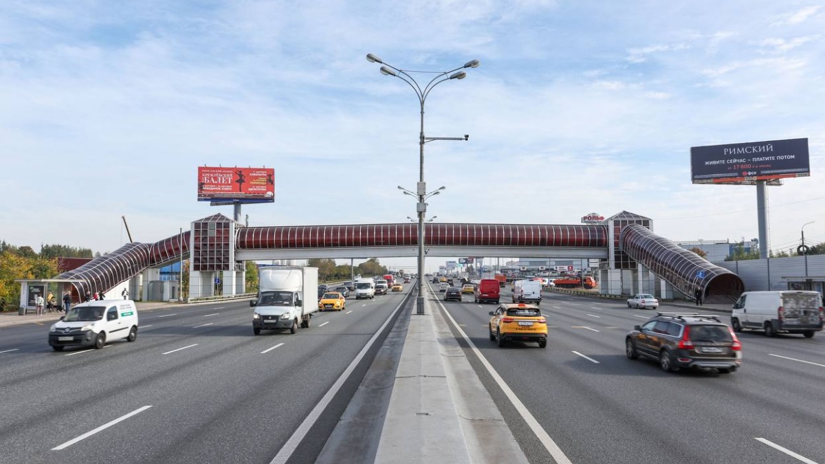 Остекление пяти надземных переходов на МКАД обновят