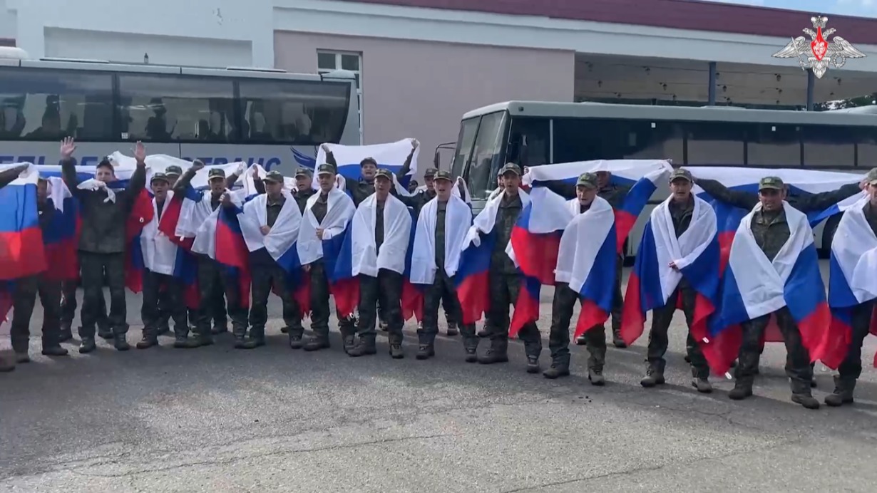 Минобороны показало кадры с возвращенными из плена российскими бойцами