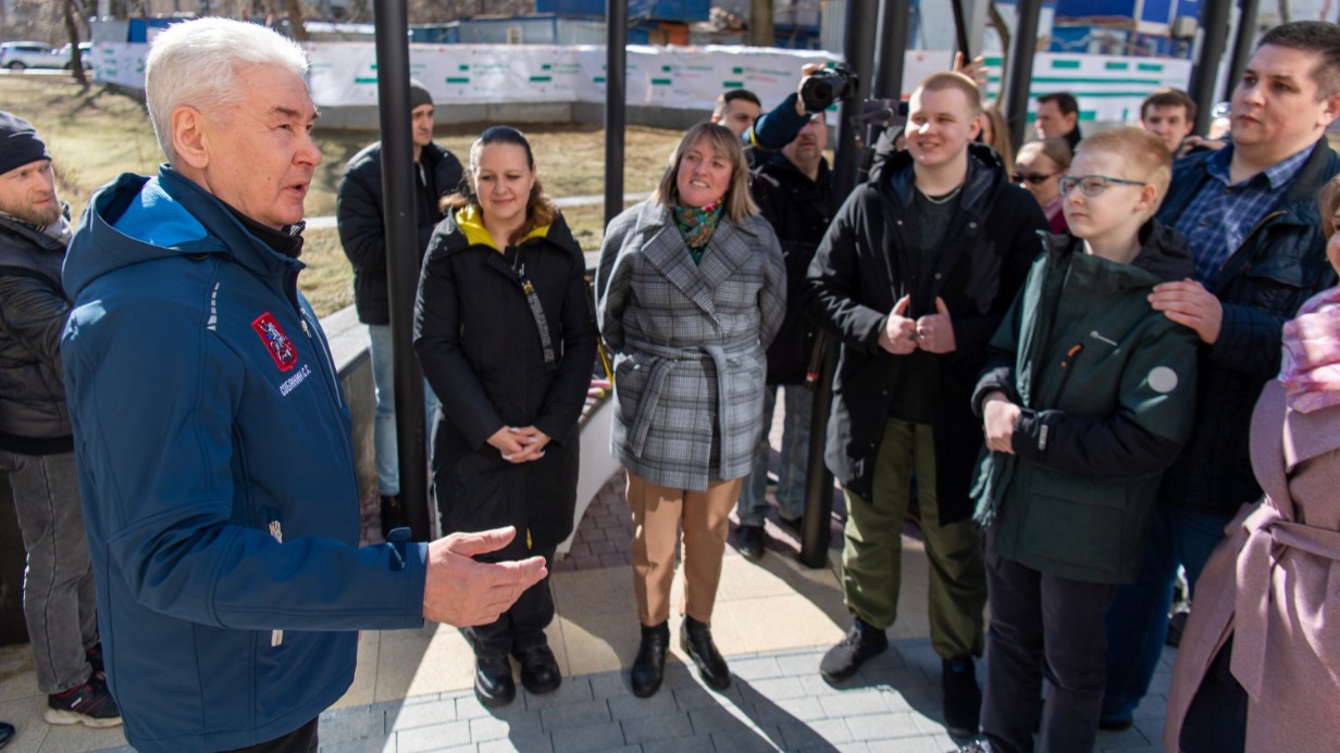 Мэр Москвы Сергей Собянин (слева) пообщался с новоселами дома, построенного по программе реновации жилищного фонда в районе Кузьминки