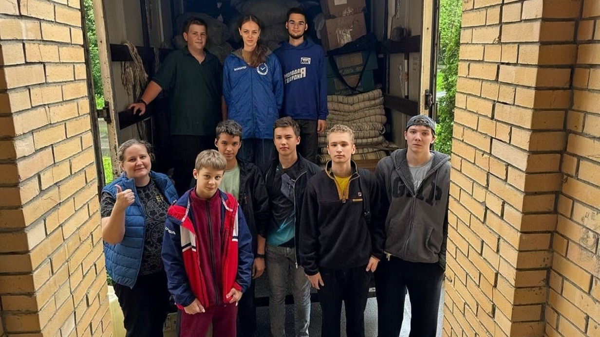 Активисты движения «Молодая Гвардия» Инна Подбельская (на переднем плане слева), Мария Липовских (в центре на заднем плане) и Кирилл Хузиев (справа, на заднем плане) вместе со столичными школьниками (имена не раскрываются по просьбе героев. — «ВМ»), которые приняли участие в подготовке гуманитарного груза к отправке в приграничные госпитали