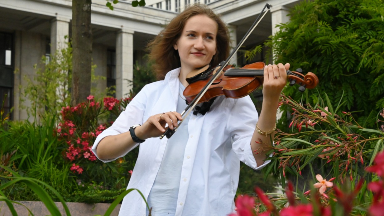 Скрипачка Александра Лойко выступает на площадке на Воздвиженке, рядом с садом, раскинувшимся у Российской государственной библиотеки. Послушать молодое дарование приходят самые разные люди. Александра выступала и в метро, и в проекте «Уличный артист»