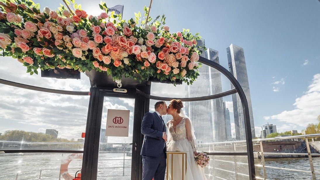 ЗАГСы открыли прием на регистрацию брака на круизном лайнере по Москве-реке