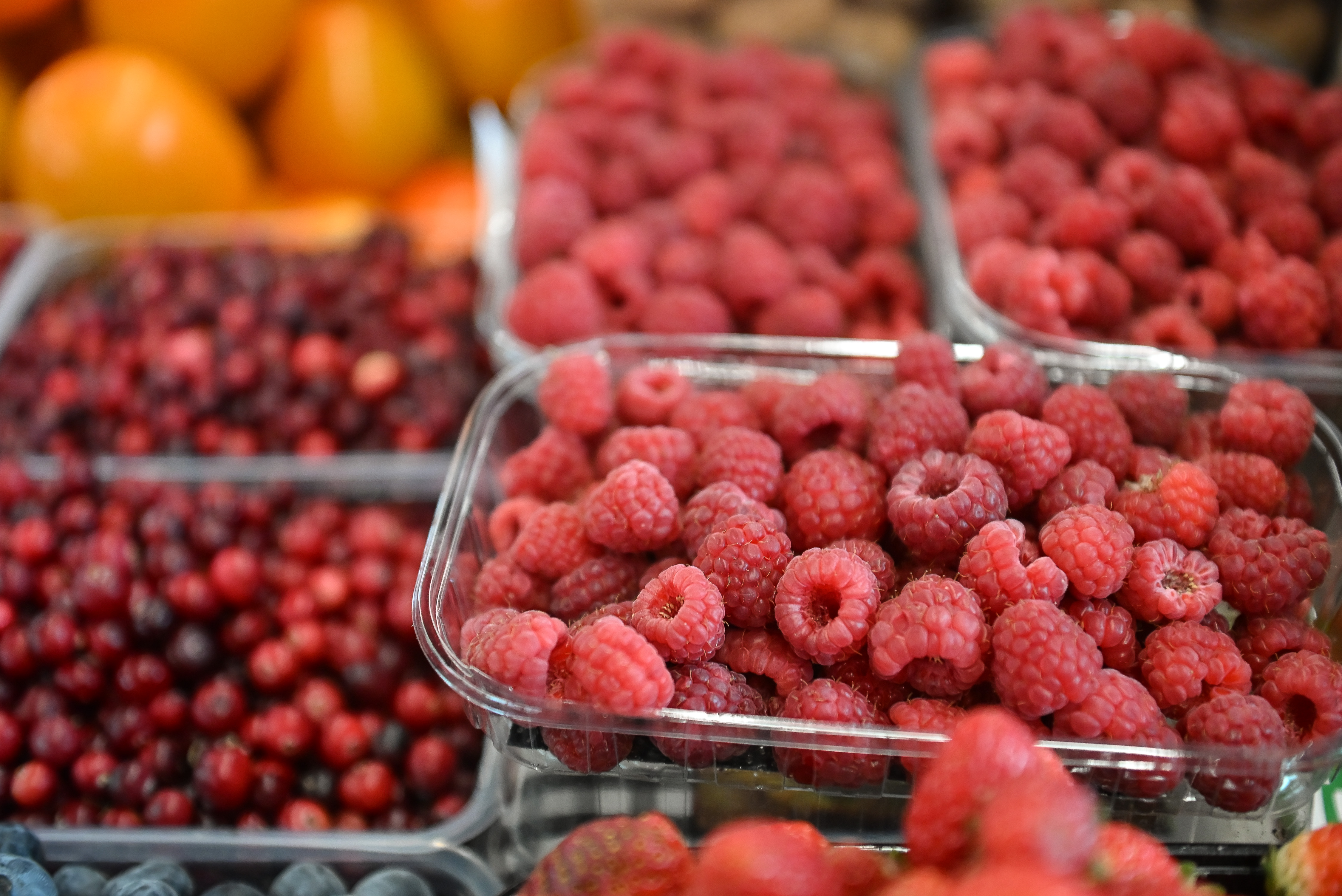 Вишня должна быть темной, а малина — упругой. Москвичам рассказали, как правильно выбирать ягоды