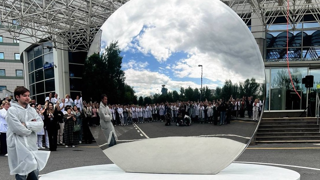 Впервые на территории больницы открыли арт-объект