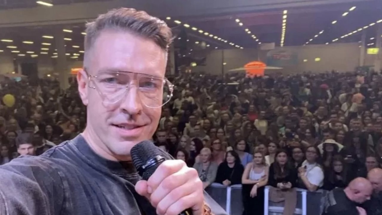 Суд запретил распространение в России курсов секс-коуча Алекса Лесли