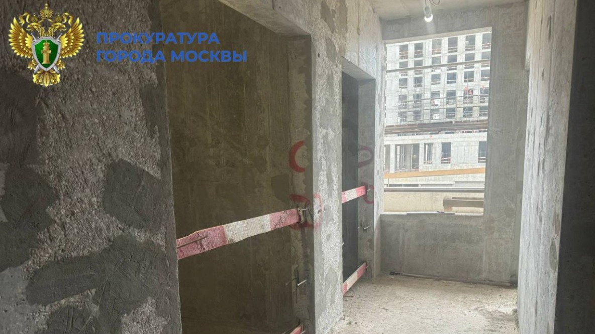 Рабочий упал в шахту лифта на стройке в Москве