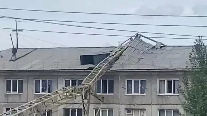 Подъемный кран рухнул на жилой дом в Улан-Удэ