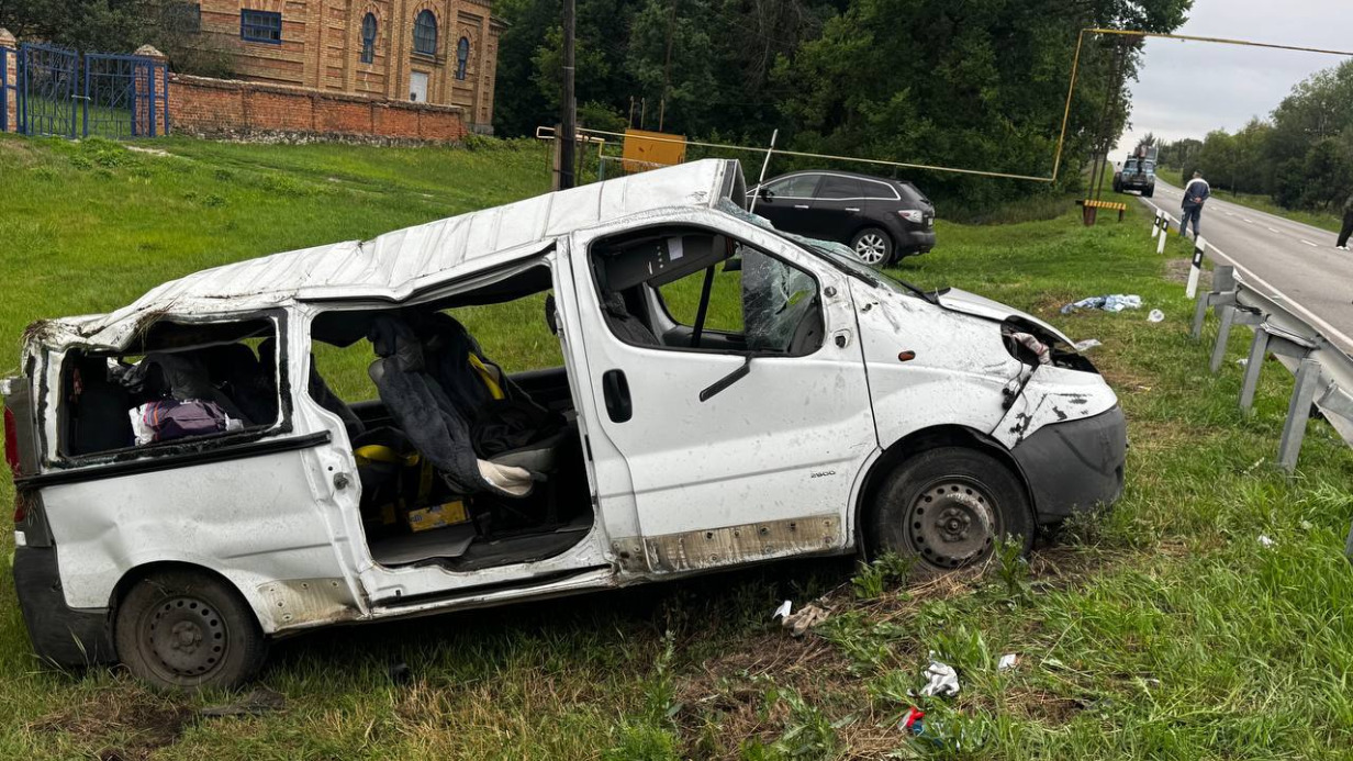 Четыре человека погибли из-за заснувшего водителя микроавтобуса под Луганском