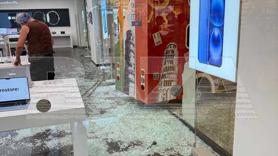 Школьники угнали детский автобус и влетели в витрину подмосковного ТЦ