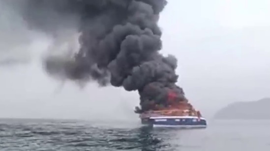 Взорвался прямо на воде: во Владивостоке загорелся катер с пассажирами