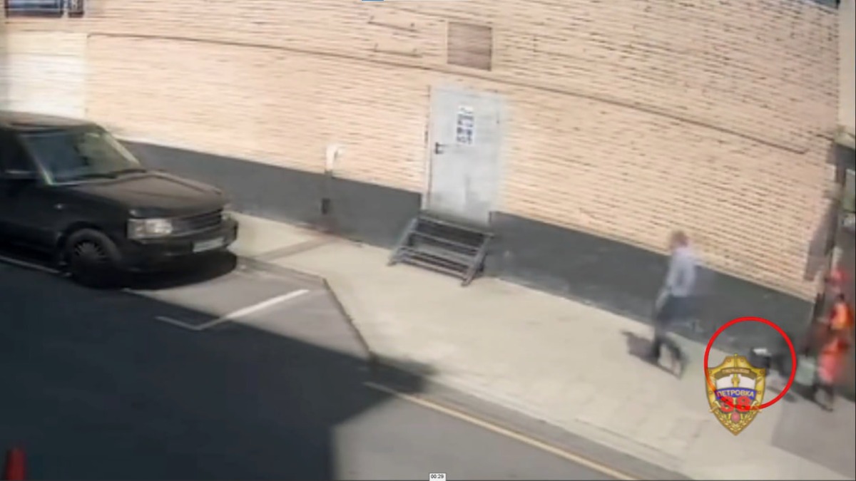 Пенсионер украл одежду девушки, устроившей фотосессию в центре Москвы