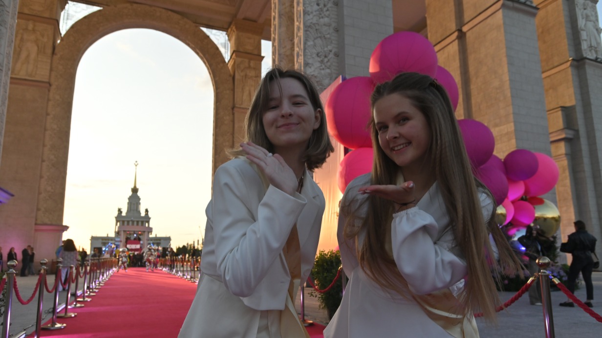 Ученицы 11-го класса московской школы № 1409 Елизавета Балашова и Арина Пчелинцева на красной дорожке городского выпускного, который впервые проходил на Выставке достижений народного хозяйства