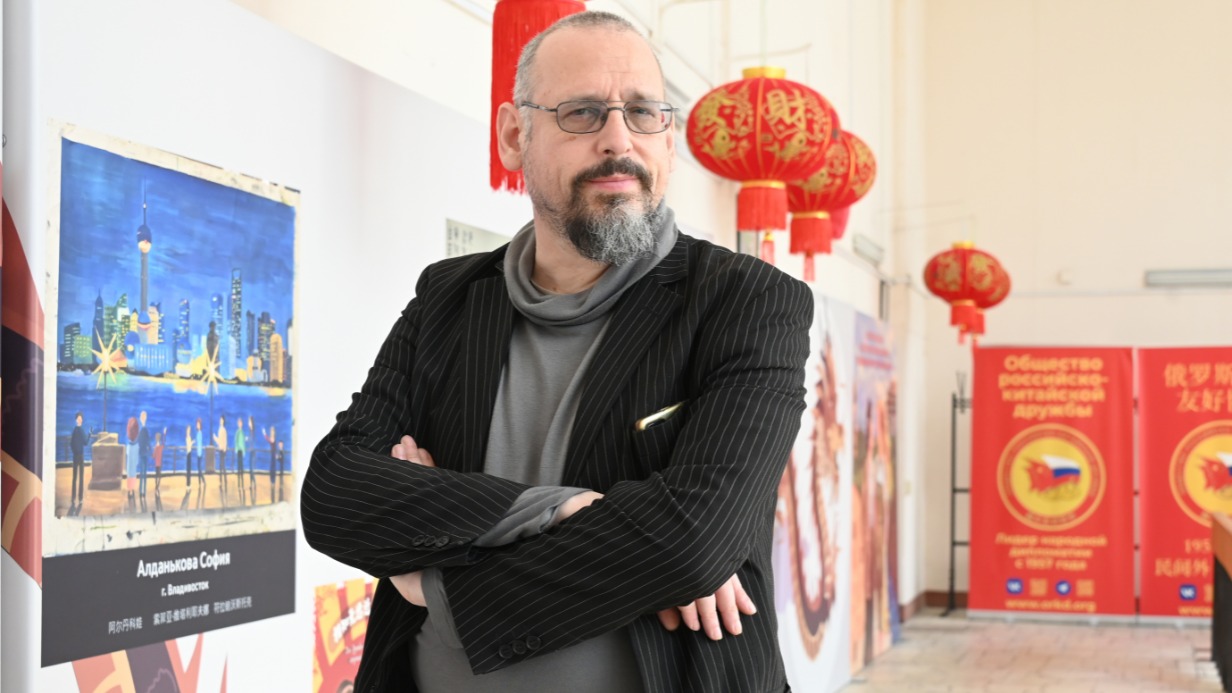 Кореевед Константин Асмолов в зале Института Китая и Современной Азии РАН