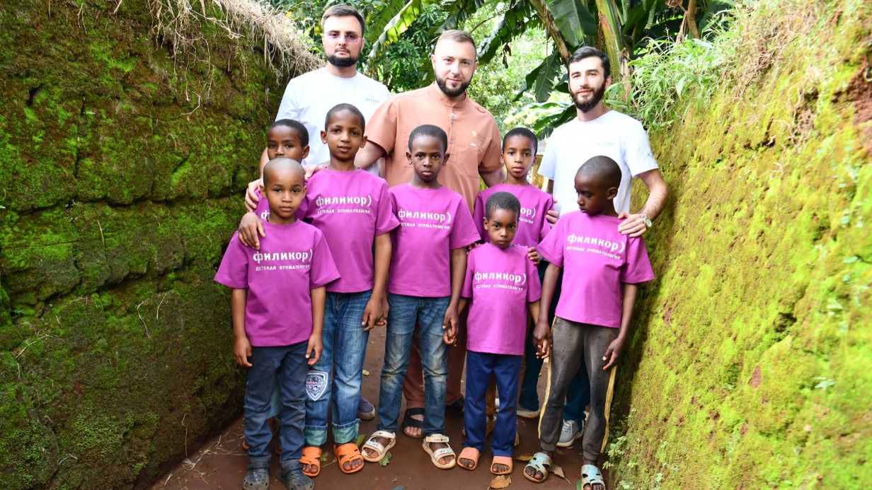 Врач-онколог Анатолий Атасов из Оренбурга (в центре) в окружении детей из Камеруна. Юным пациентам лечили зубы российские врачи-стоматологи, ортодонты из Дагестана Шамиль Магомедов (слева) и Аскерхан Магомедов (справа)