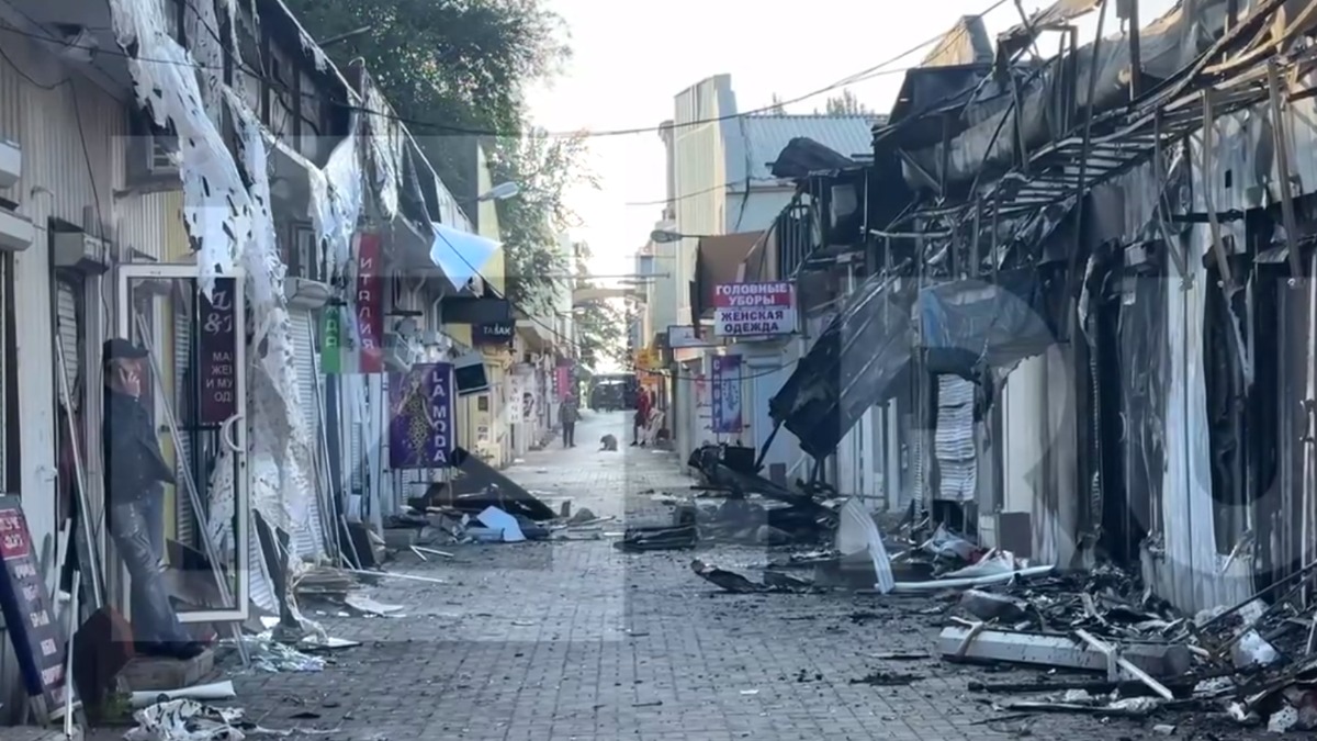 Минимум шесть торговых павильонов сгорели после обстрела ВСУ по Донецку