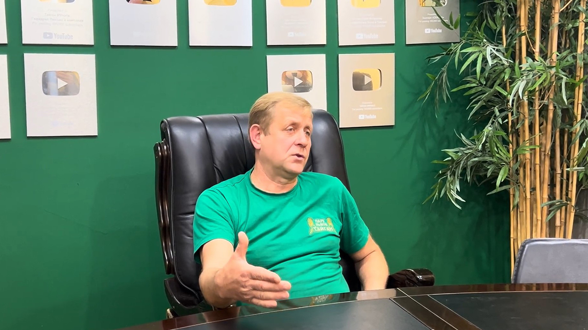 Директор «Тайгана» Зубков вновь зашел в вольер ко львам из-за телефона