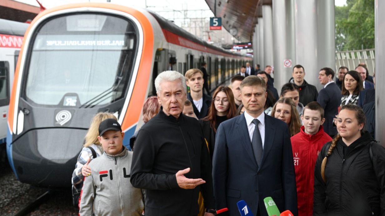 Мэр Москвы Сергей Собянин и генеральный директор — председатель правления ОАО «РЖД» Олег Белозеров на запуске современных поездов на Ярославском направлении