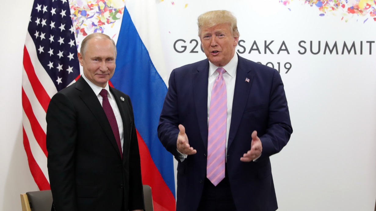 Президенты Владимир Путин и Дональд Трамп во время встречи на полях саммита G20 в Осаке