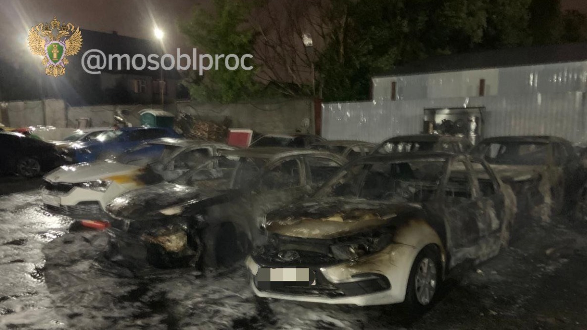 «112» назвал причину пожара в подмосковном селе, где сгорели 13 машин