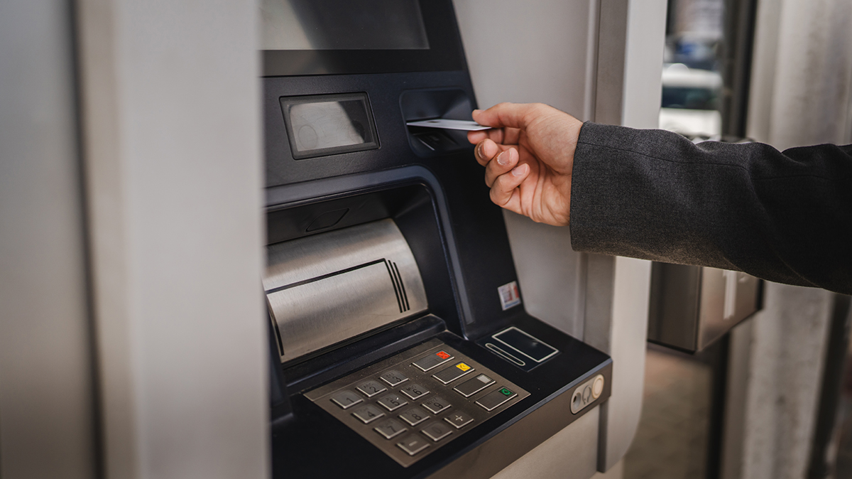 Что делать, если банк ввел лимит на снятие наличных по ошибке