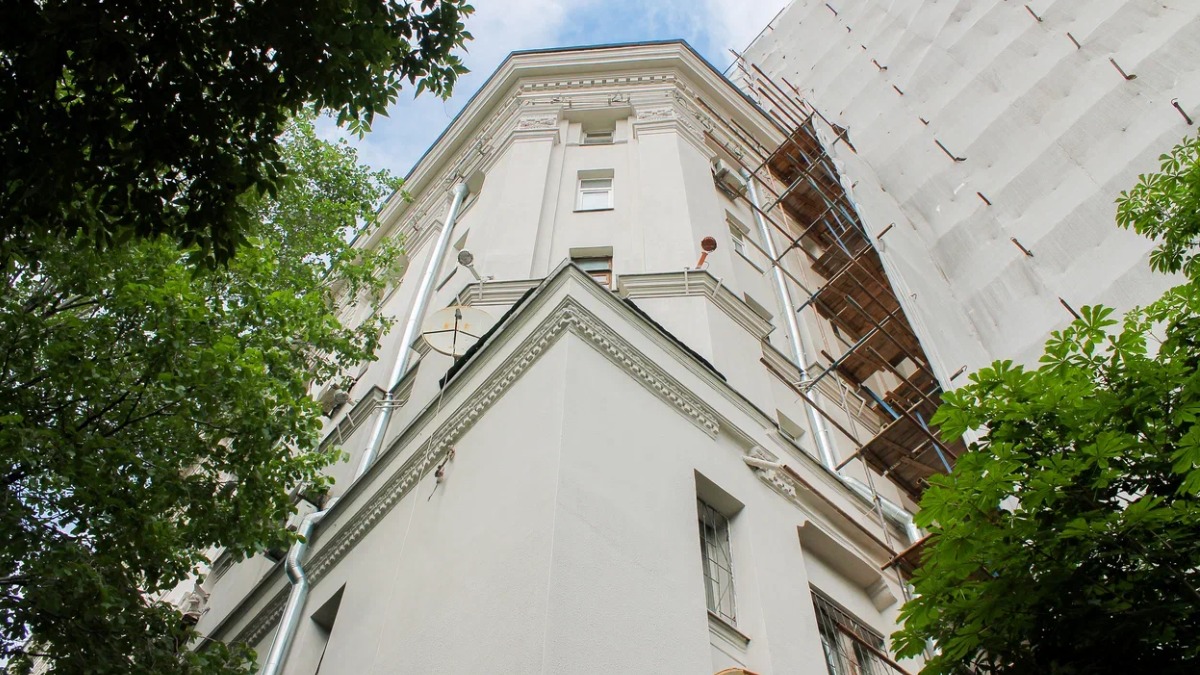 Сохраняя советский неоклассицизм: в 2025 году в столице завершится капитальный ремонт жилого дома архитектора М.С. Жирова