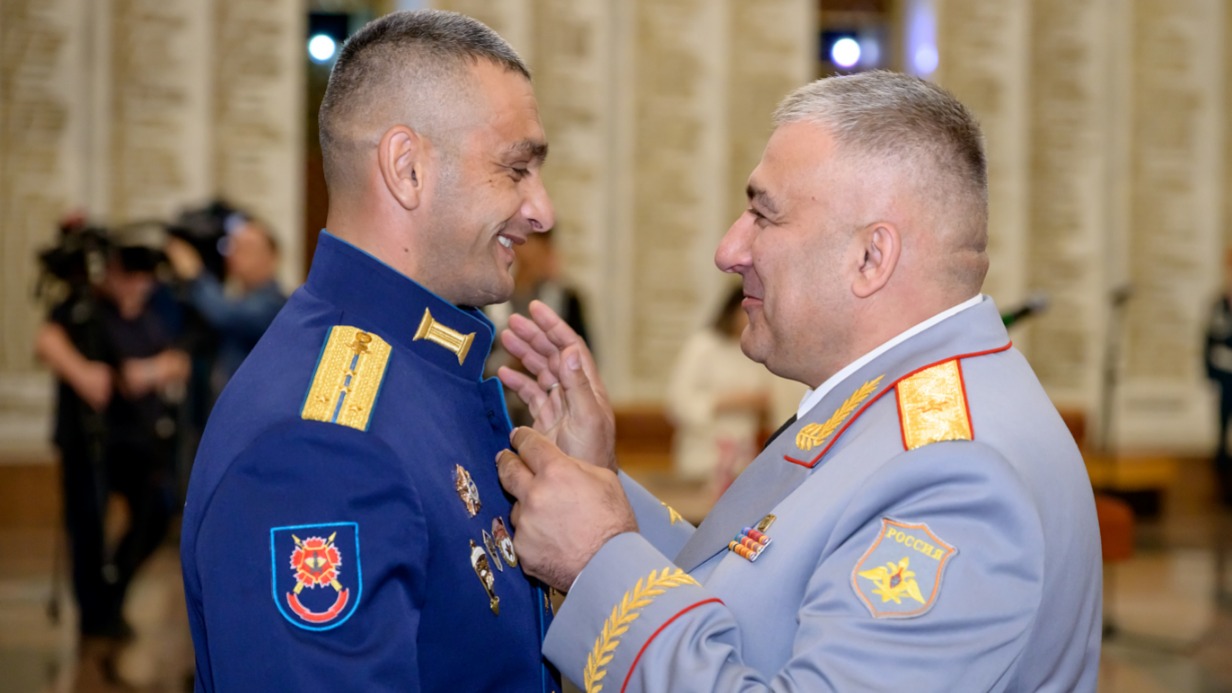 Заместитель главнокомандующего Сухопутными войсками, генерал-майор Сергей Марковчин награждает Героя России, капитана Данияра Джартанова медалью «За отличие в службе» в Музее Победы