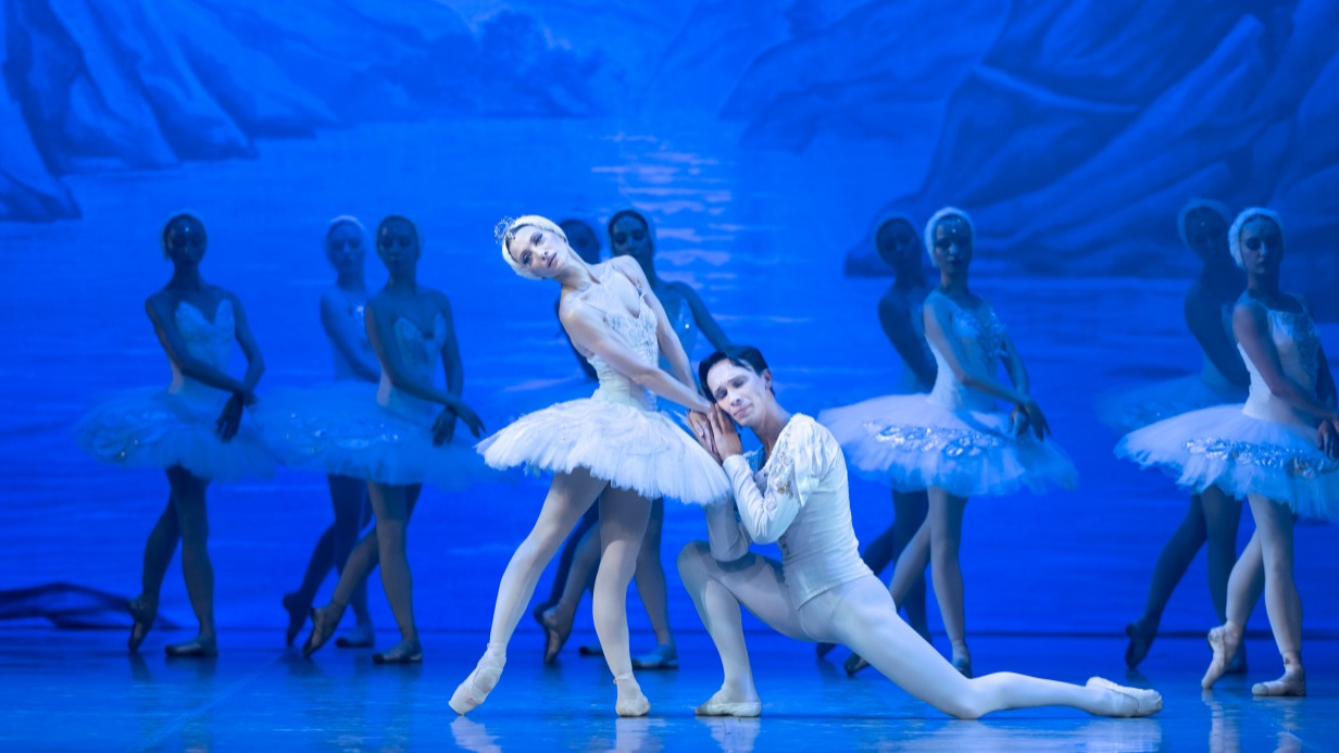 Солисты Русского Классического Театра Балета Александр Тарасов в роли Принца и Надежда Иванова в образе Одетты в спектакле «Лебединое озеро» в эталонной хореографии Мариуса Петипа, сделавшего балет Петра Чайковского визитной карточкой русской культуры во всем мире