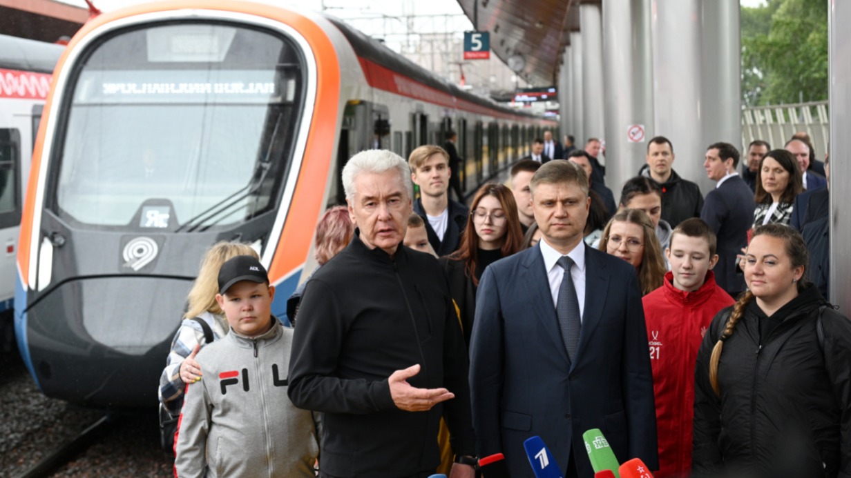 Мэр Москвы Сергей Собянин и гендиректор, председатель правления «РЖД» Олег Белозеров запустили программу обновления поездов на Ярославском направлении МЖД
