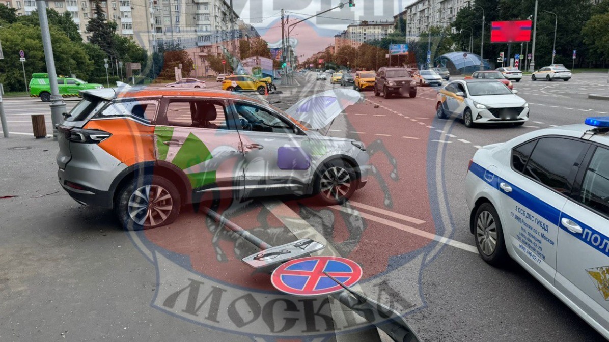 Шесть человек пострадали в результате ДТП такси и каршеринга в центре Москвы