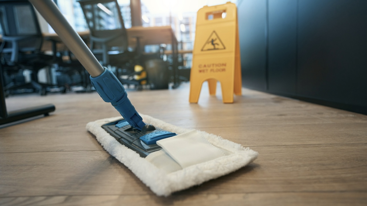 Риелтор, советовавшая выходить за бойцов СВО ради квартир, отработала уборщицей