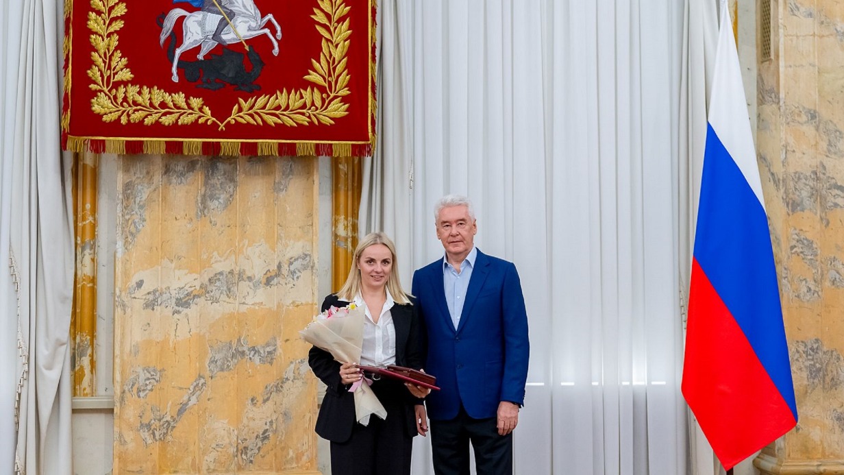 Мэр города Сергей Собянин с лауреатом премии Москвы в сфере архитектуры и строительства, главным архитектором крупного проектного бюро Еленой Струговец