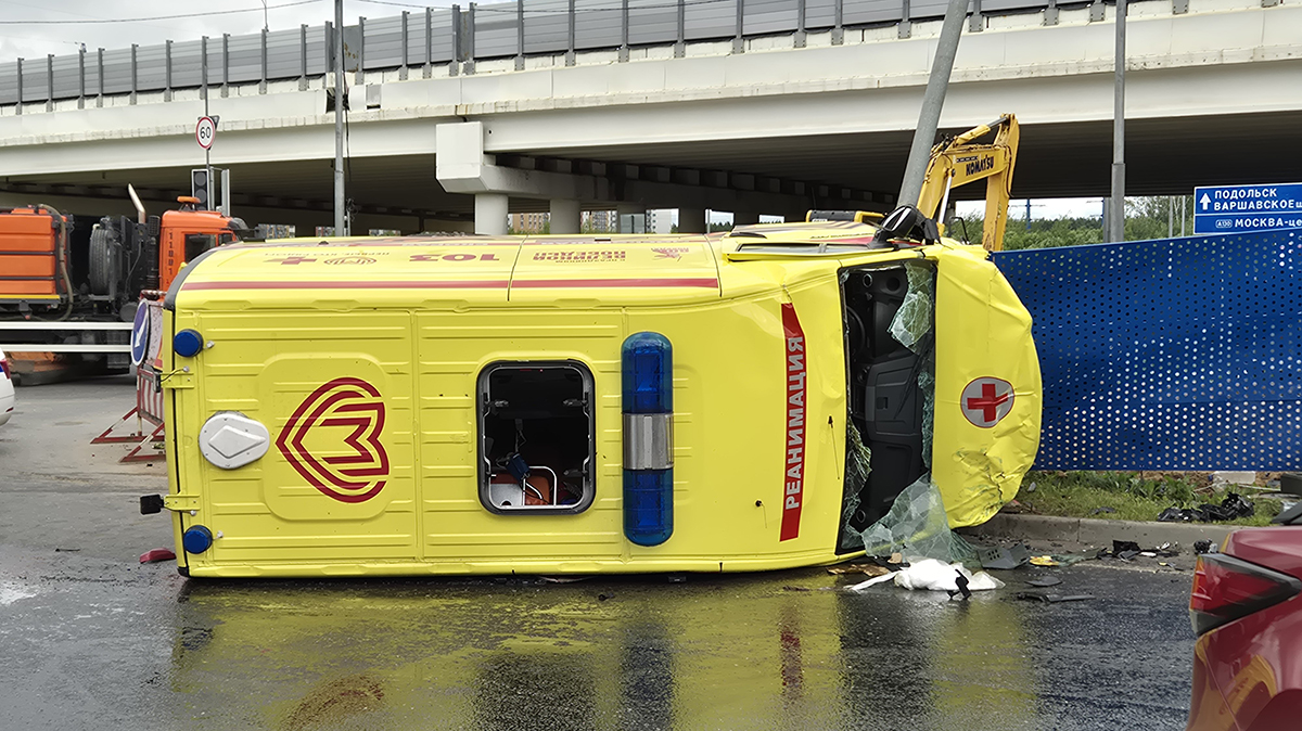 Машина скорой помощи перевернулась после ДТП на Калужском шоссе