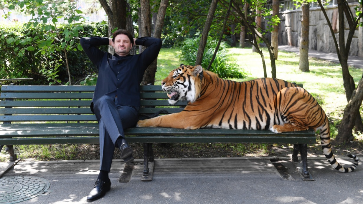 Народный артист России Эдгард Запашный во дворе Большого Московского цирка с тигром по кличке Рикки