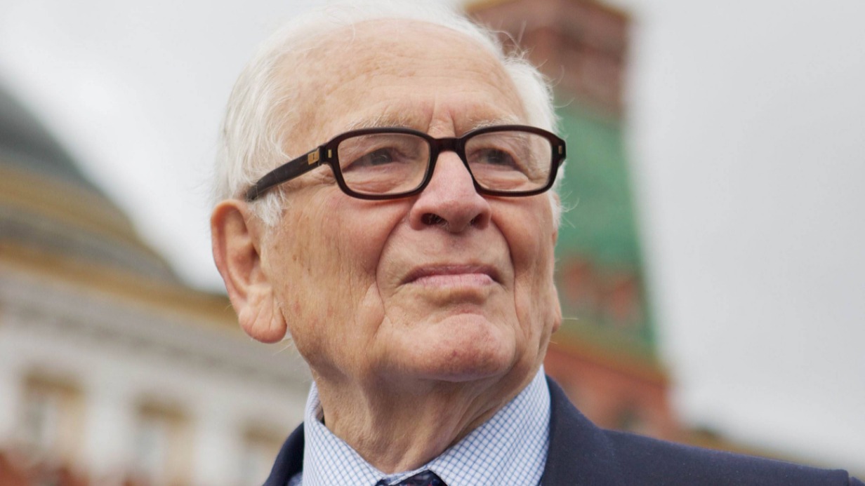 В 2010 году кутюрье Пьер Карден приехал в Москву — в тот раз он посетил спектакль «Берег женщин» в Театре имени Вахтангова