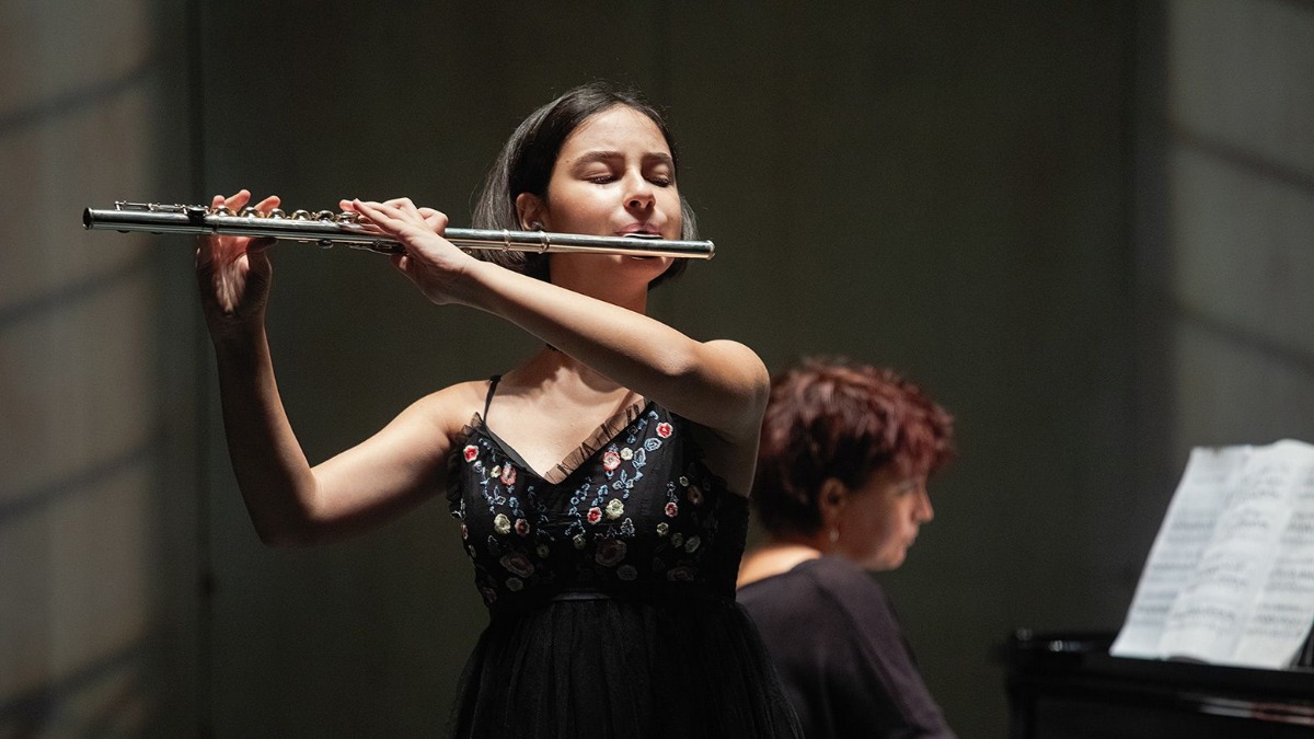 Ученица Школы имени Гнесиных Элен Вирабян выступает на XV Международном конкурсе флейтистов в Иттерворте (Нидерланды). Она стала победительницей в группе до 18 лет. Девушка отметила, что занималась усердно и очень тщательно готовилась к выступлению