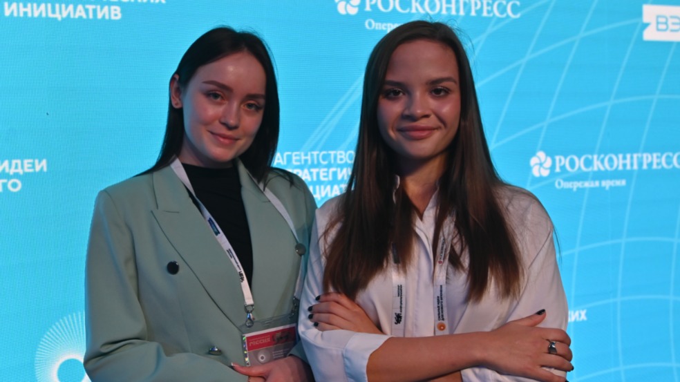 Организаторы — эксперты форума «Сильные идеи для нового времени» Диана Солдатова и Анна Гетманцева после отбора лучших проектов для государства