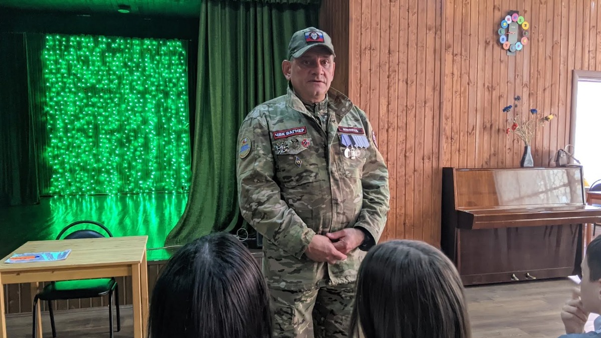 Ветеран специальной военной операции, социальный координатор фонда «Защитники Отечества», участник проекта «#СВОяЛИТЕРАТУРА» Сергей Алексеев проводит патриотическую работу с детьми