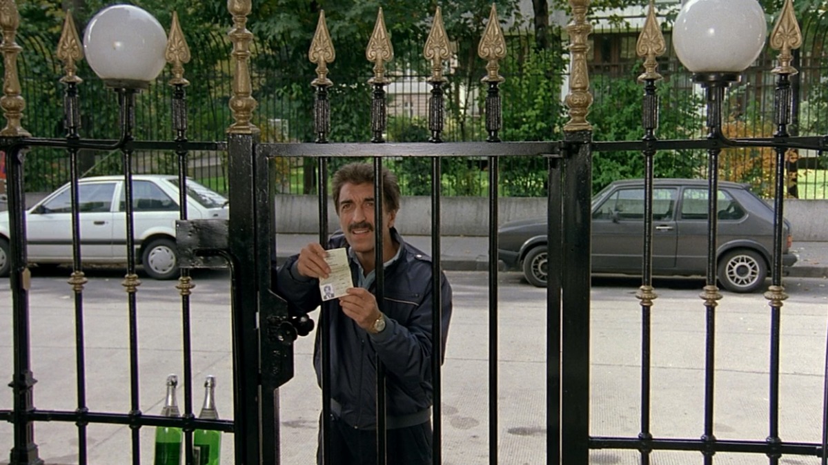 Кадр из фильма Георгия Данелии «Паспорт» (1990). Жерар Дармон в роли Мераба Папашвили/Якова Папашвили 