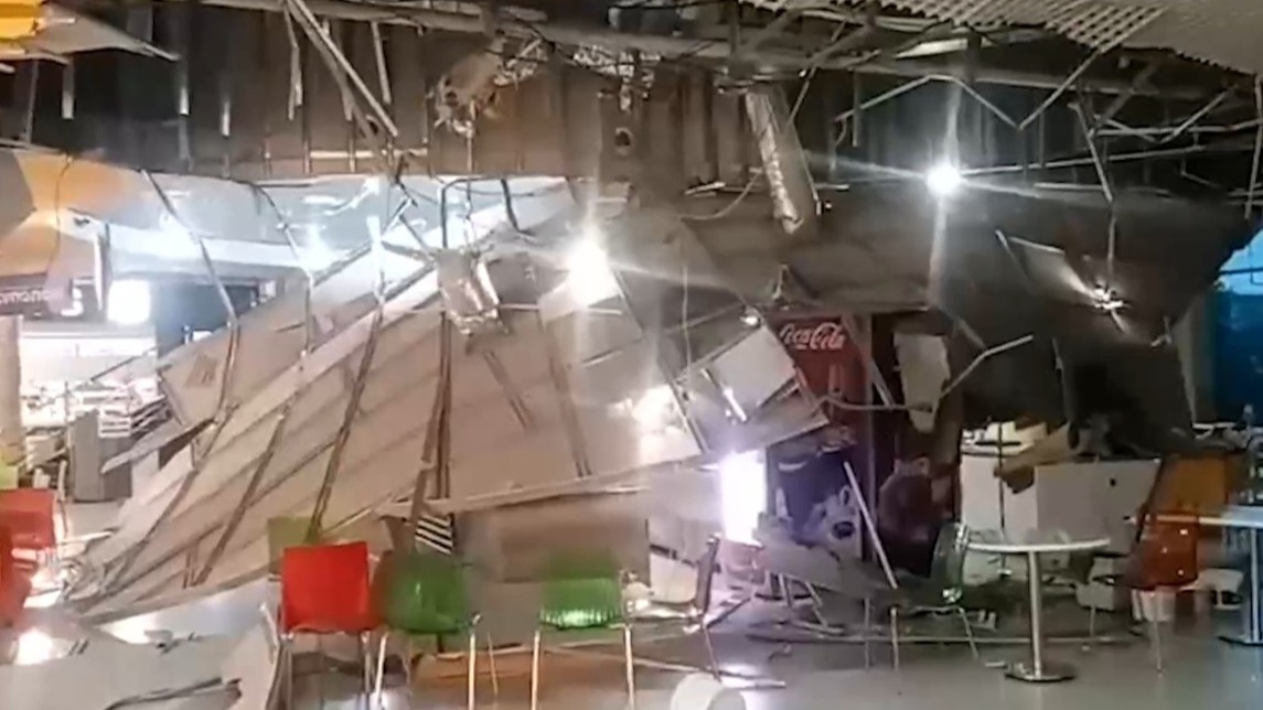 Shot: Потолок рухнул на посетителей в торговом центре ХМАО
