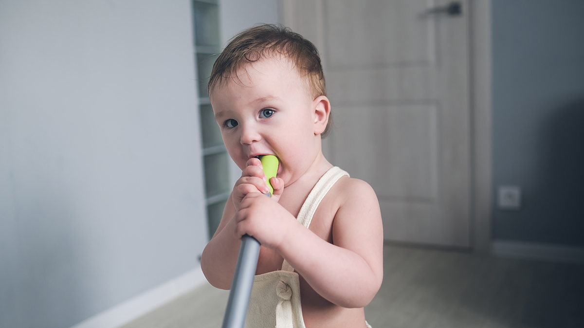 Почему ребенок грызет и жует все подряд