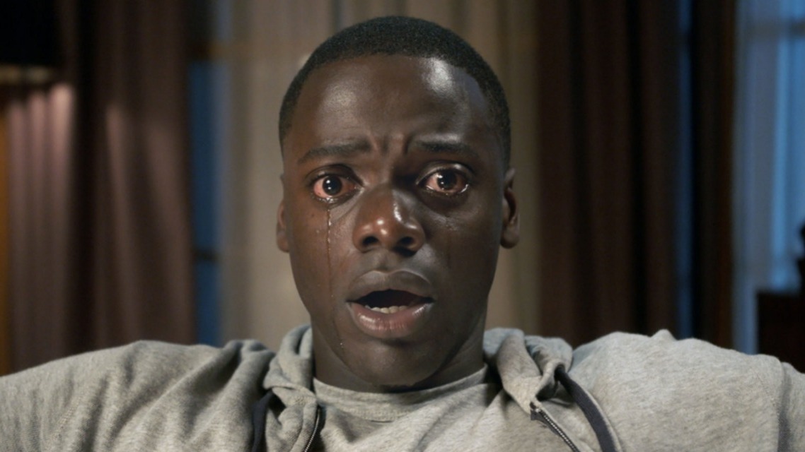 Актер Дэниэл Калуя в роли Криса Вашингтона в американском психологическом фильме ужасов режиссера Джордана Пила «Прочь» (2017)