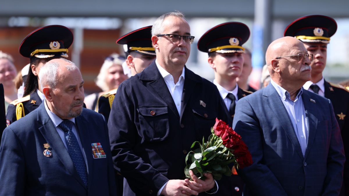 Первый зампредседателя — ответственный секретарь Московской общественной организации ветеранов войны Виктор Закидкин, председатель Мосгордумы Алексей Шапошников и глава муниципального округа Хорошево-Мневники Михаил Попков на возложении цветов к монументу ополченцам
