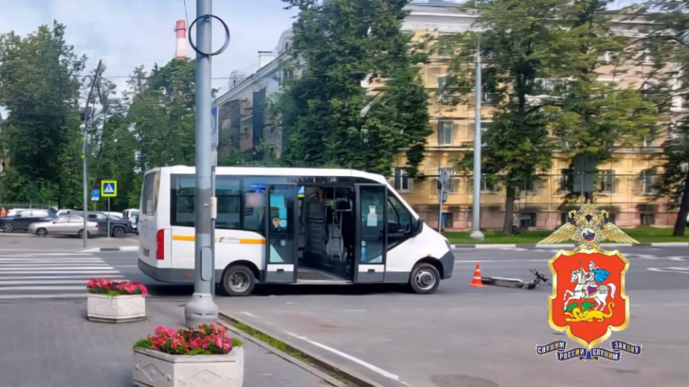 В Мытищах маршрутка сбила девушку, переезжавшую пешеходный переход на самокате